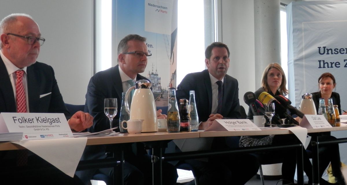 Pressekonferenz. Fünf Personen an einer tafel. In der Mitte Minister Olaf Lies.