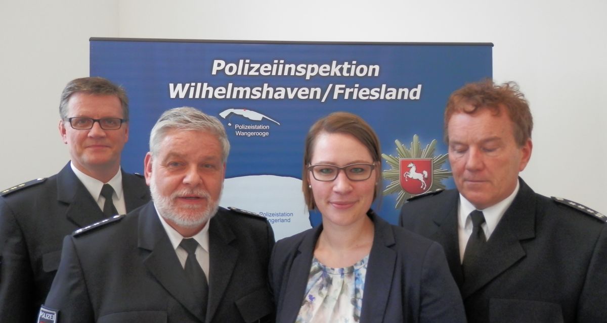 4 Personen vor Leinwand