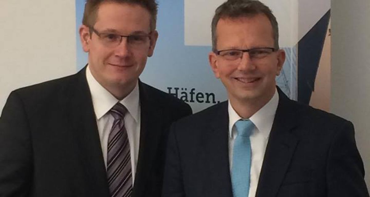 Geschäftsführer von NPorts Holger Banik mit einem Mitarbeiter des Unternehmens. 