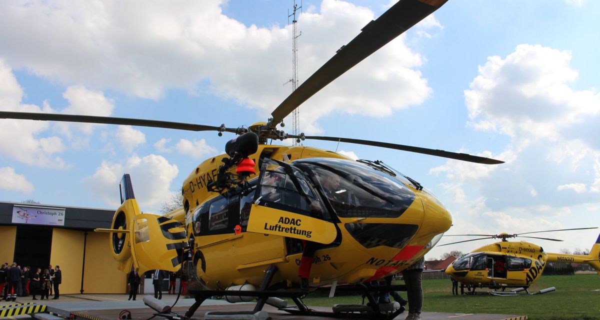 Zwei stehende gelbe ADAC-Hubschrauber.