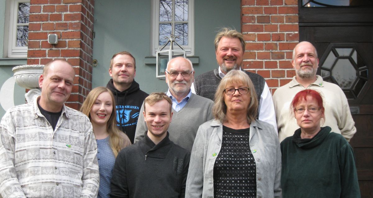 Die Kandidaten für die Kommunalwahlen 2016 vom Kreisverband Wilhelmshaven Bündnis 90/Die Grünen posieren für die Kamera.