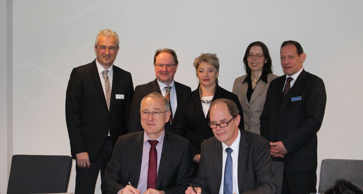 Vertreter von Bundeswehr und Jade Hochschule unterzeichnen den Kooperationsvertrag