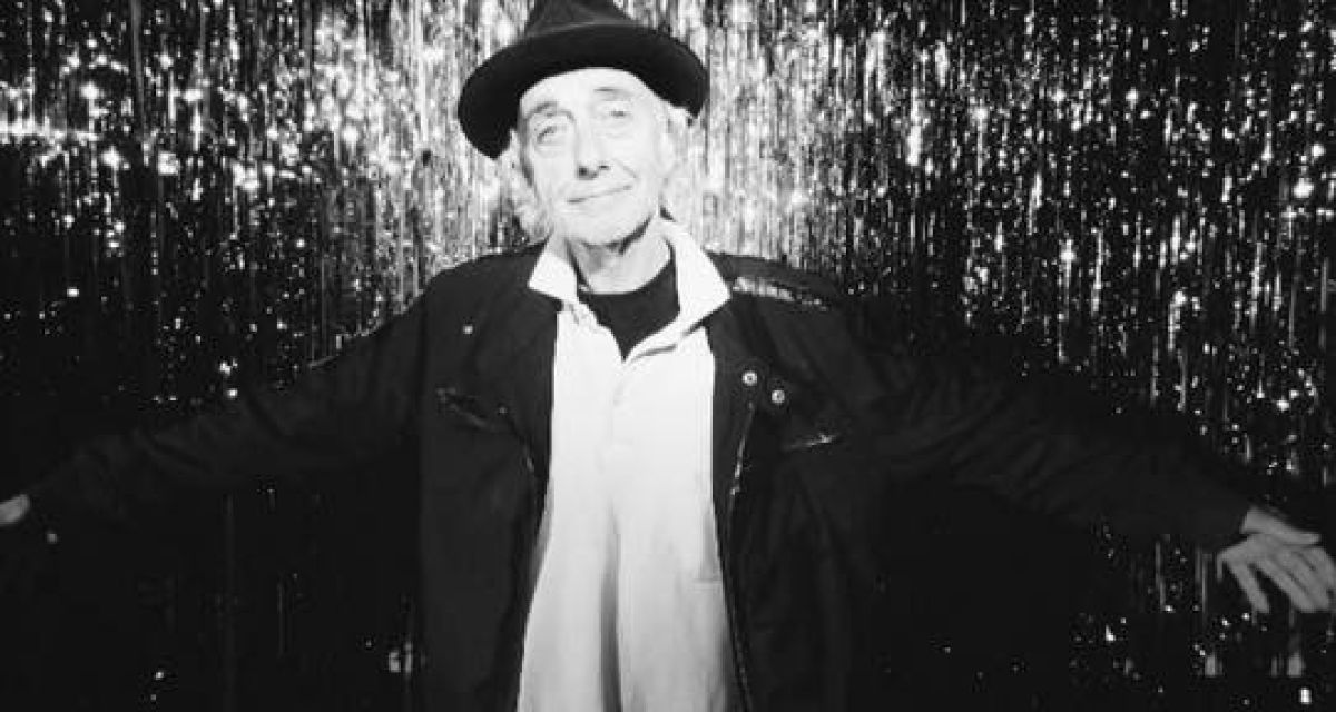 Das schwarzweiß-Foto zeigt den ehemaligen Trio-Schlagzeuger Peter Behrens als alten Mann mit Hut.