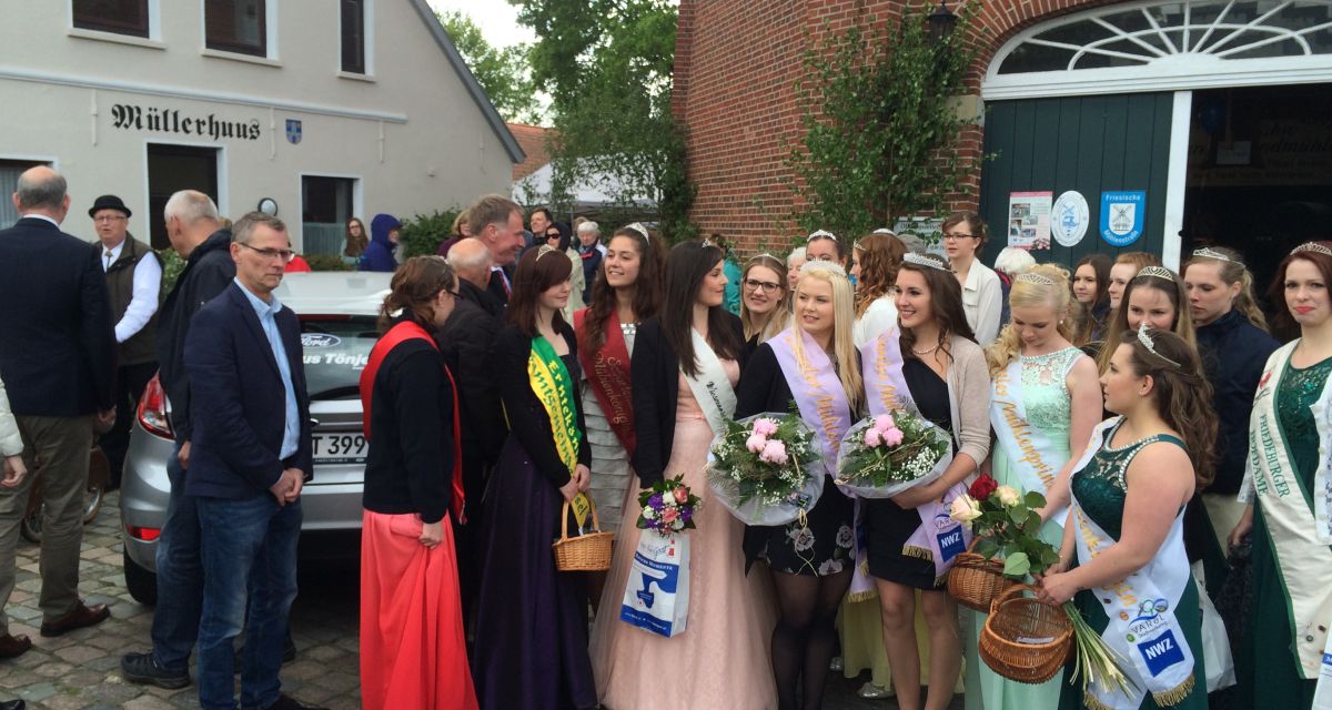 Junge Mädchen mit Blumensträußen, Diademen und Scherpen sind Mühlenköngin, -prinzessin, -damen etc.