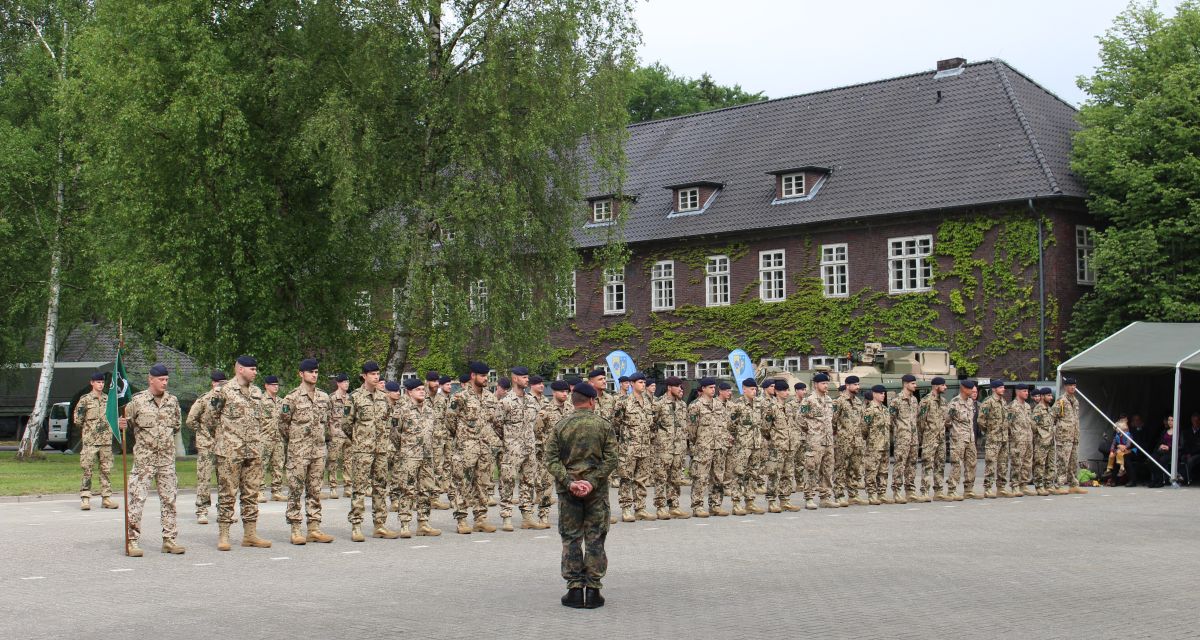 Soldaten sind in Reihe angetreten.