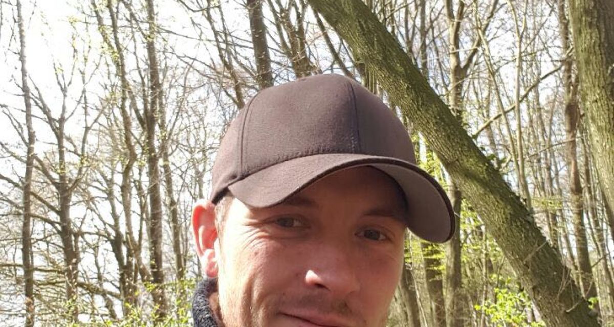 Das Selfie zeigt den Wilhelmshavener Christian Jopt vor Bäumen im Frühling.