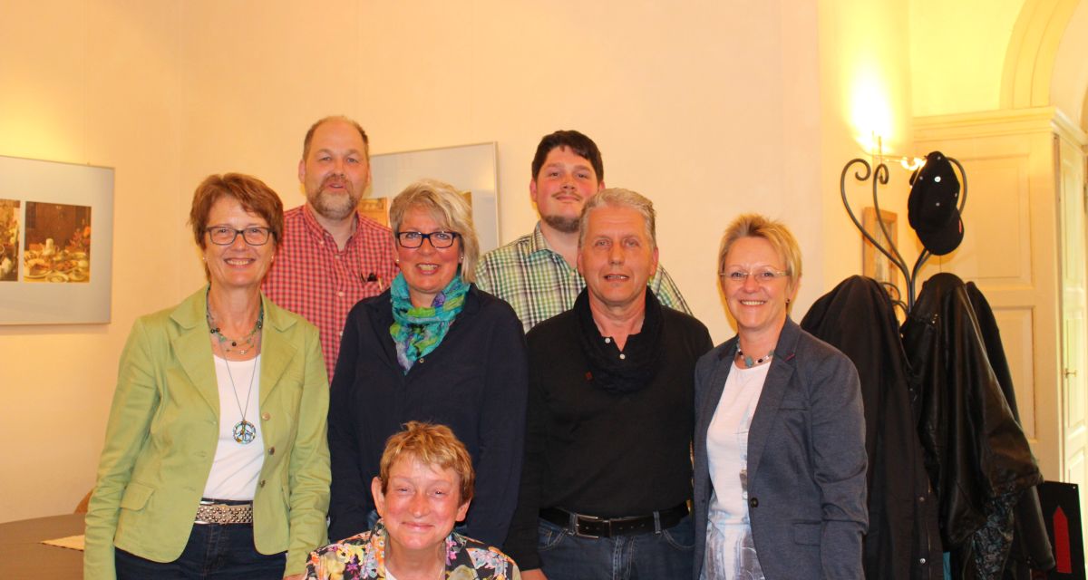 Mehrere Menschen posieren für die Kamera.