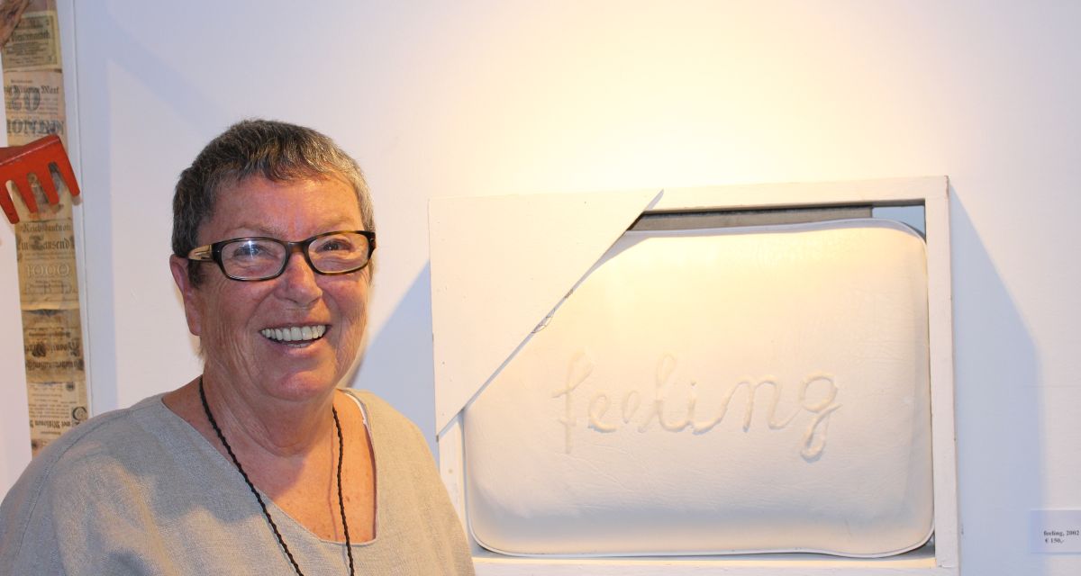 Das Bild zeigt die Künstlerin Traud