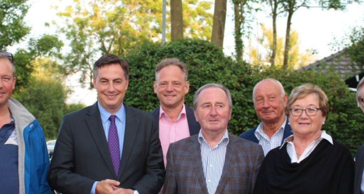 Mehrere CDU-Lokal-Politiker posieren mit David McAllister.