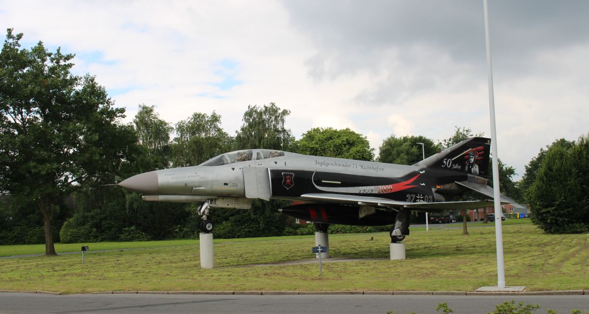 Kampfjet als Ausstellungsstück im Freien