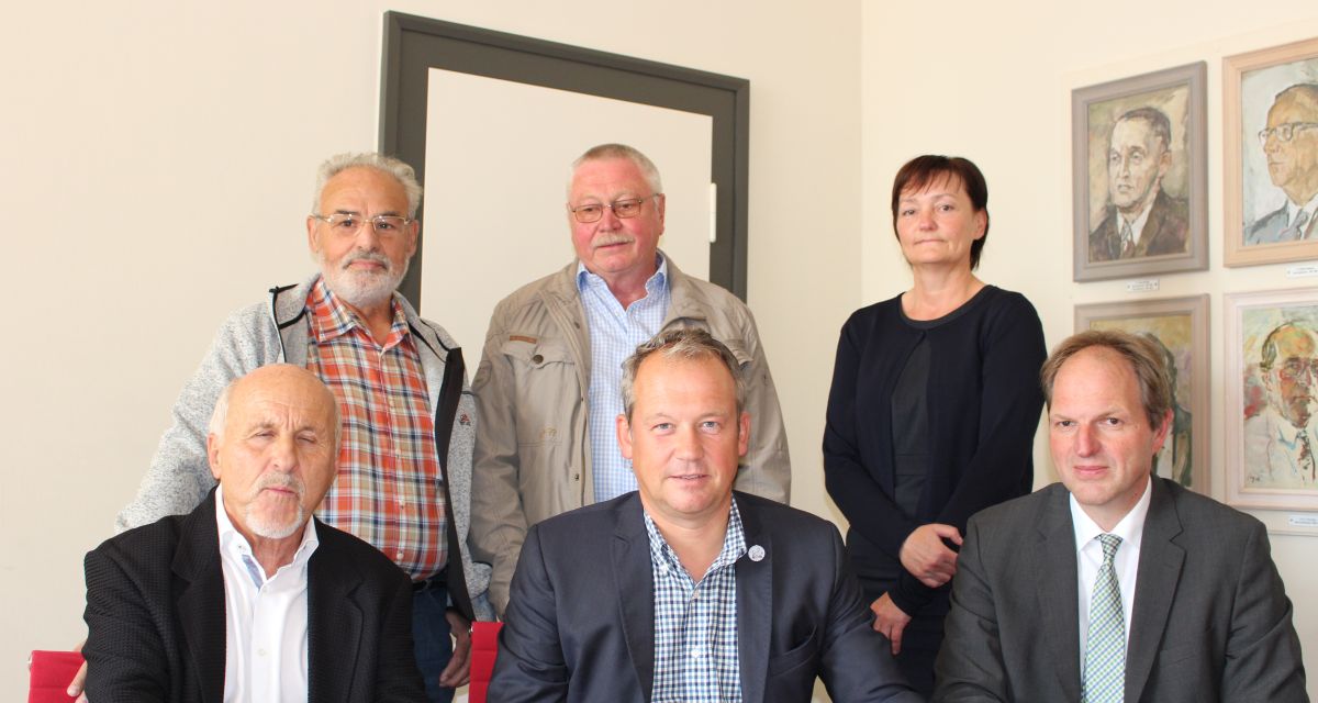 Zu sehen sind unter anderem Wilhelmshavens Oberbürgermeister Andreas Wagner sowie Stadtbaurat Oliver Leinert und Vertreter des Pachtvereins.