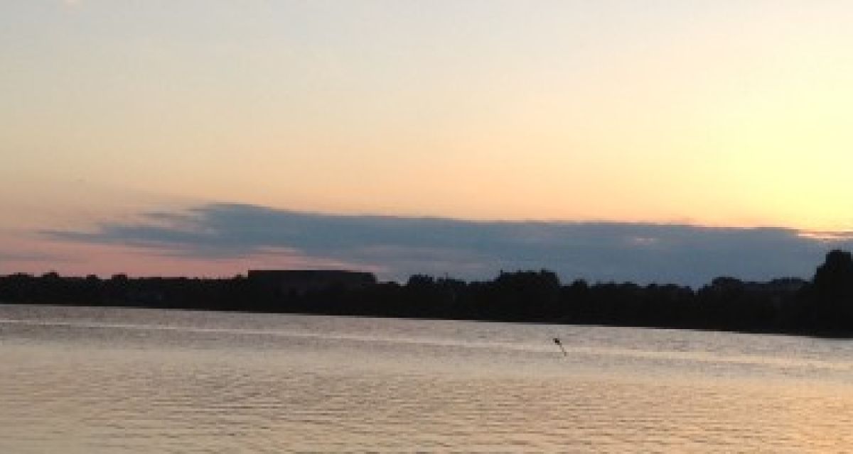 Zu sehen ist der Banter See bei Sonnenuntergang.