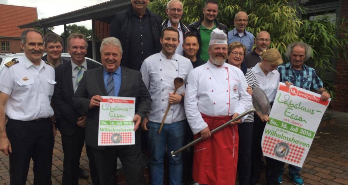 Ein Teil des Teams vom Wilhelmshavener Labskausessen ist zu sehen.