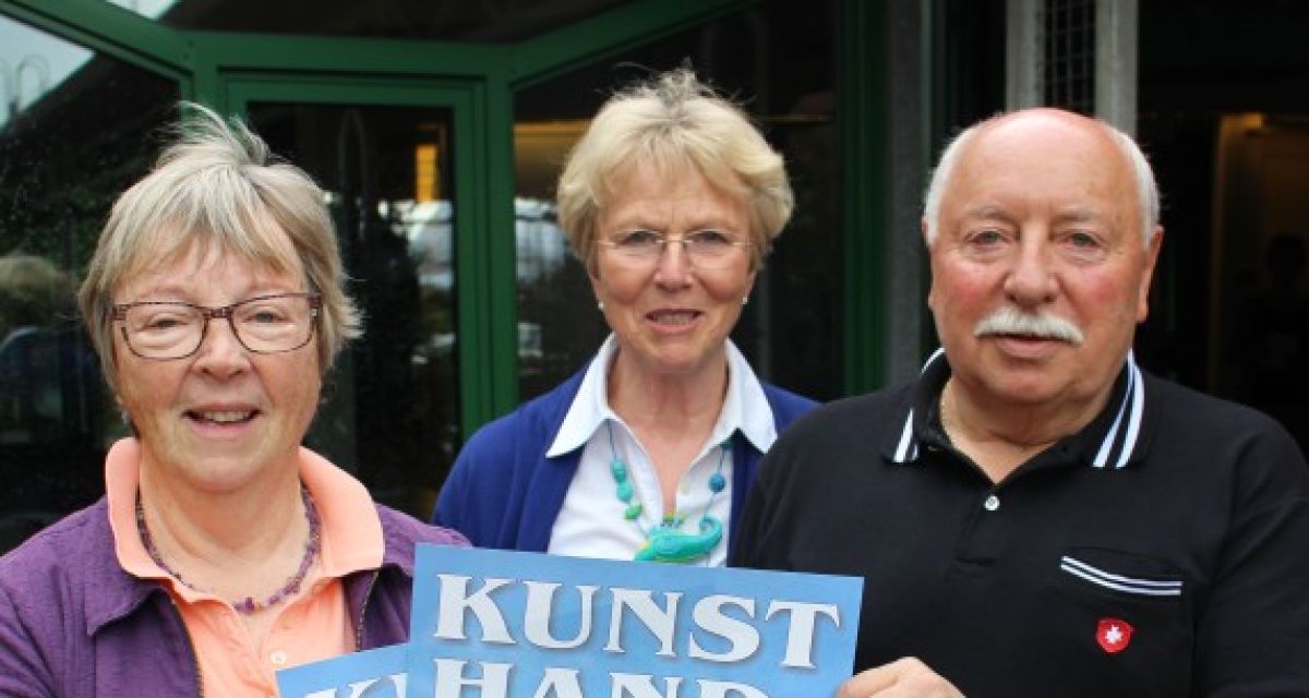 Organisatoren des Kunsthandwerkermarktes vor dem Bürgerhaus in Schortens. 