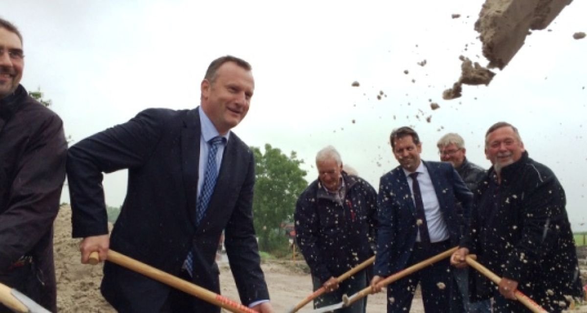 Männer werfen mit Spaten Sand durch die Luft.