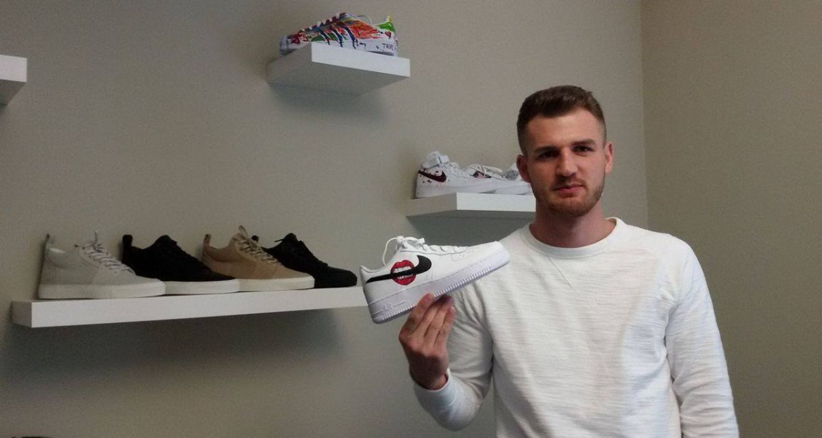 Zu sehen ist der Wilhelmshavener Schuhdesigner Melvin Lamberty.
