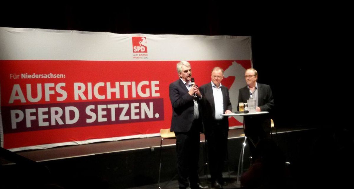 Stephan Weil mit anderen Rednern auf der Bühne im Pumpwerk. 