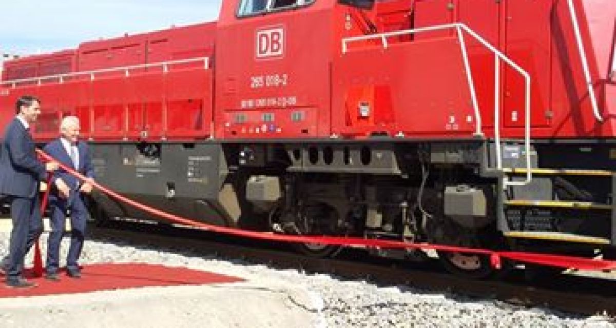 Zu sehen ist eine rote Lok, daneben sthen Bahnchef Rüdiger Grube und Niedersachsens Verkehrsminister Olaf Lies.