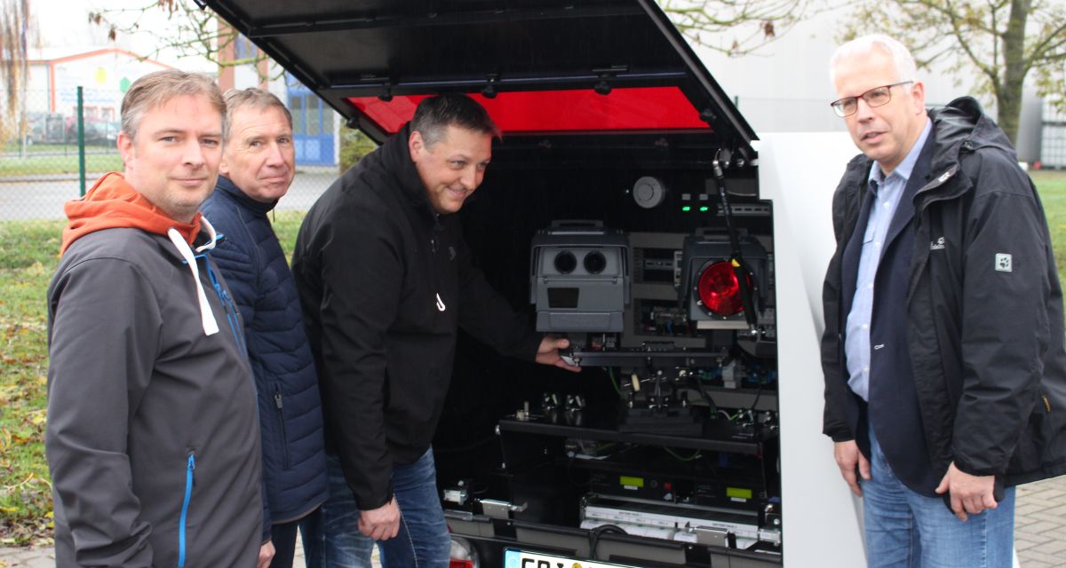 Mobiler Blitzer Friesland Straßenverkehr
Vier Männer mit Auto und mobilem Blitzer