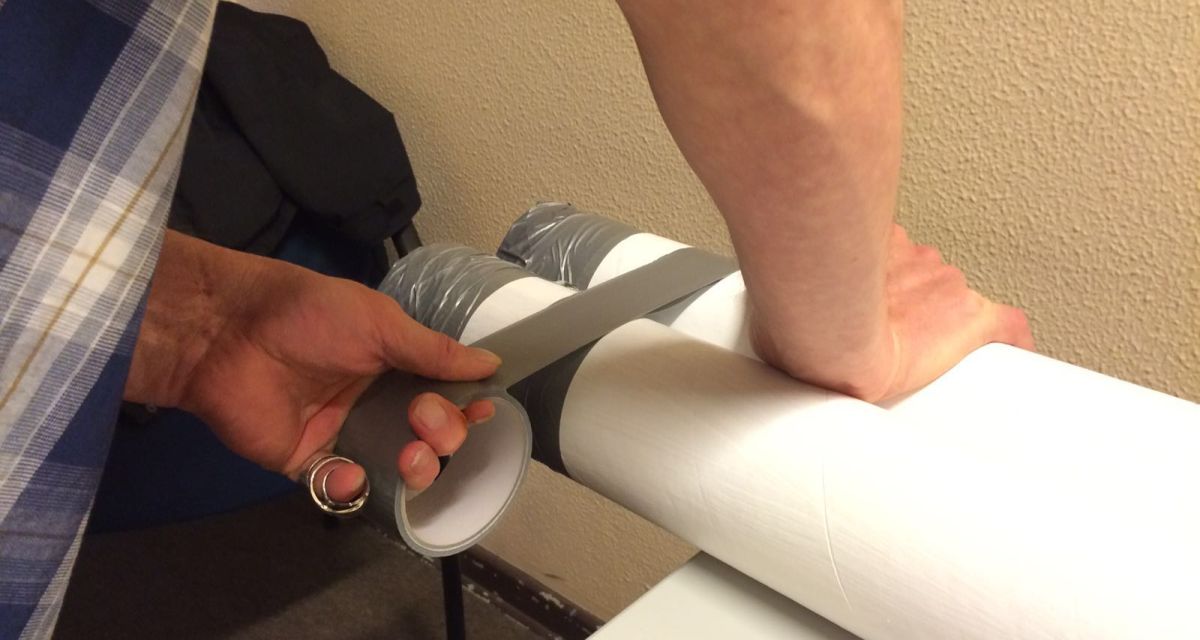 Vorbereitungen zur Papppierbootregatta