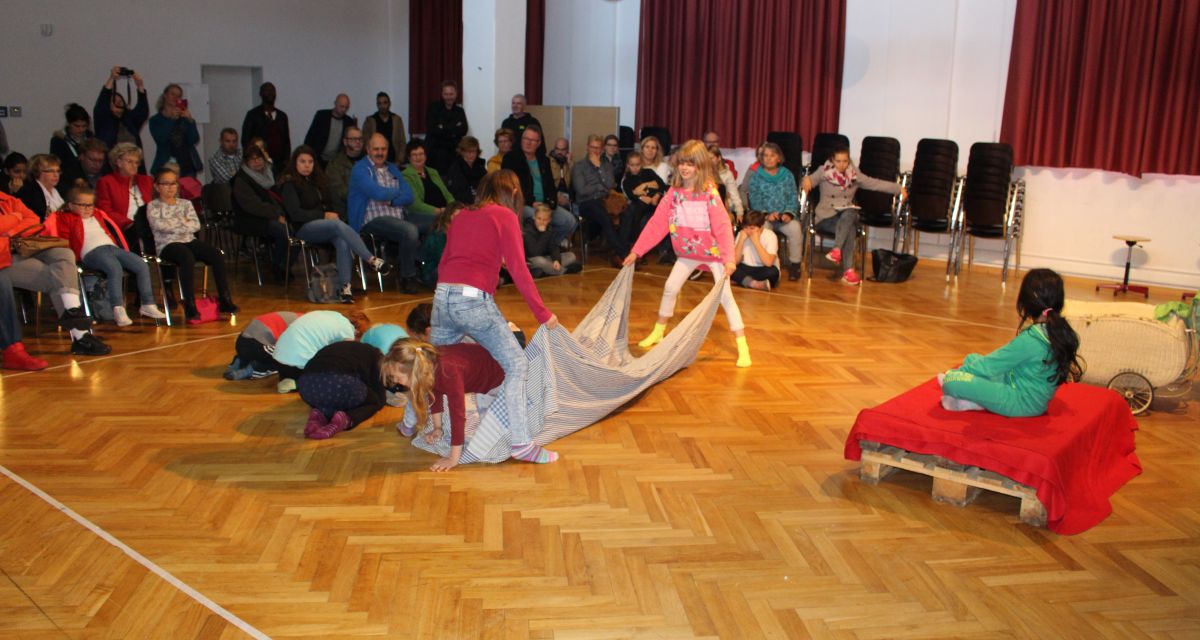 Zu sehen sind zahlreiche Kinder im Rahmen der Herbst Theater Tage in der Grundschule Rheinstraße.