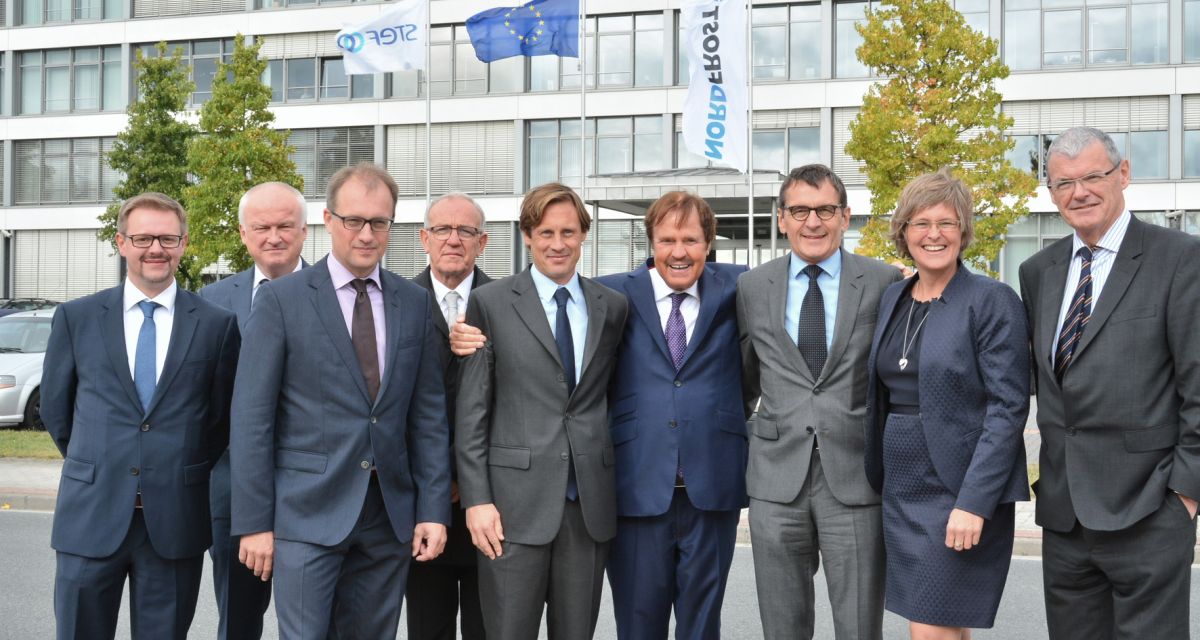 Eine Gruppe von Menschen posiert für die Kamera.