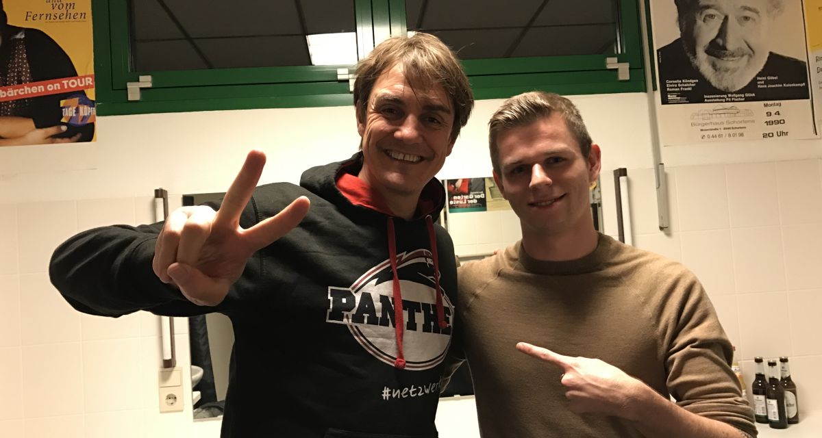 Comedian Matze Knop und Moderator Niklas Riebensahm.
