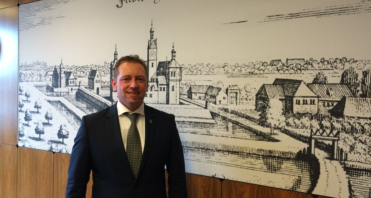 Zu sehen ist der Bürgermeister der Gemeinde Friedeburg Helfried Goetz.