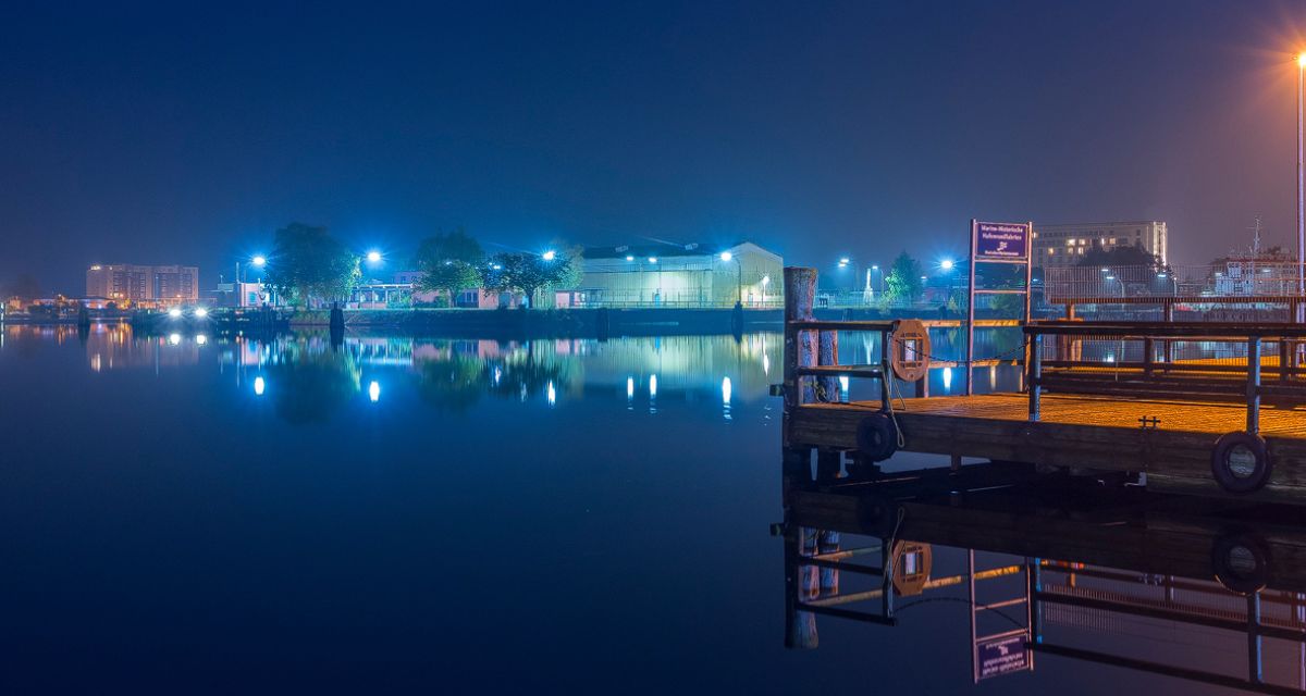 Zu sehen ist der Bontekai in Wilhelmshaven bei Dunkelheit.