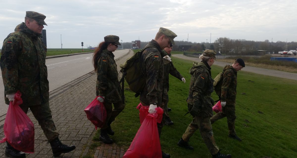 Soldaten sammeln Müll