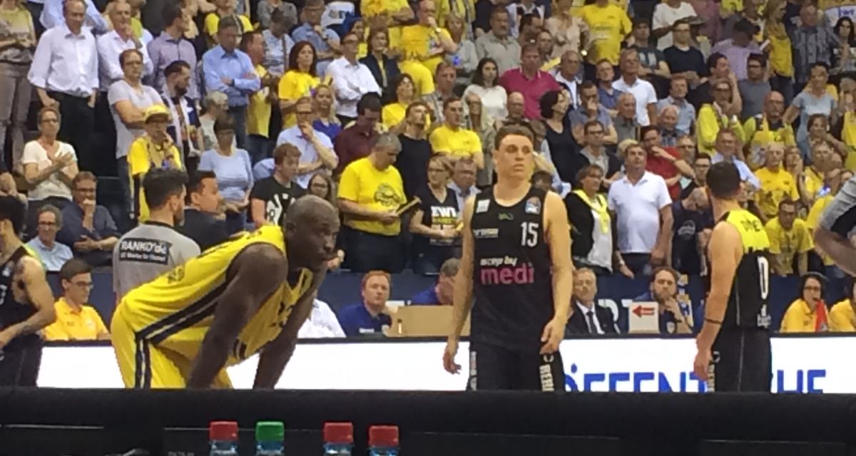 Zu sehen sind Zuschauer.