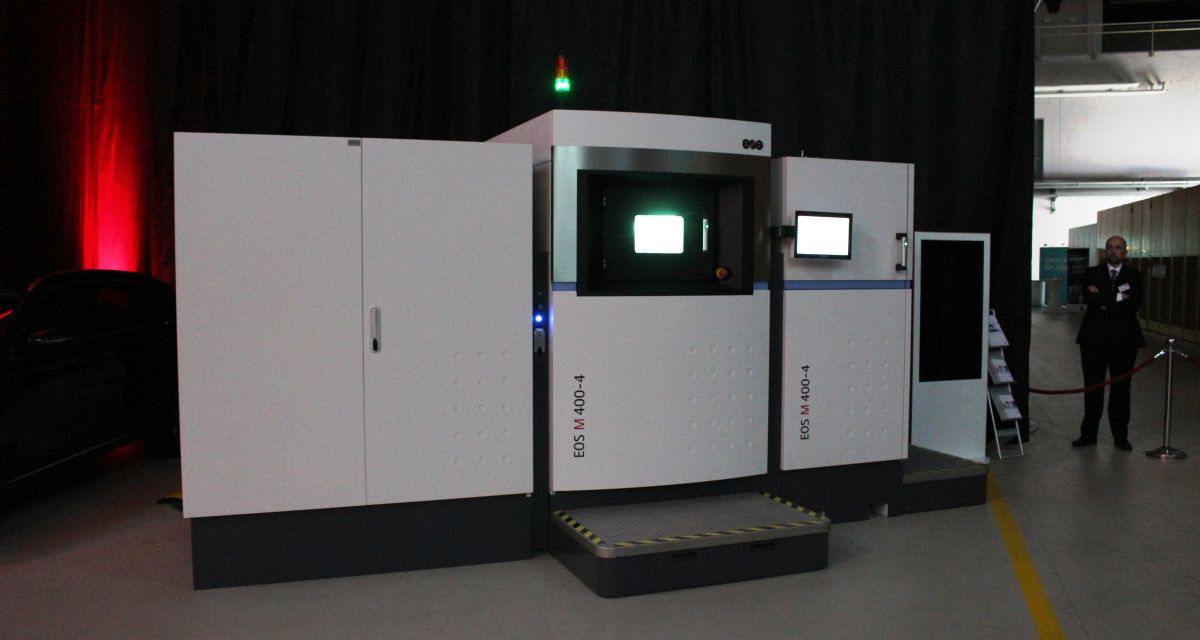 Zu sehen ist ein 3D-Drucker von der Firma EOS