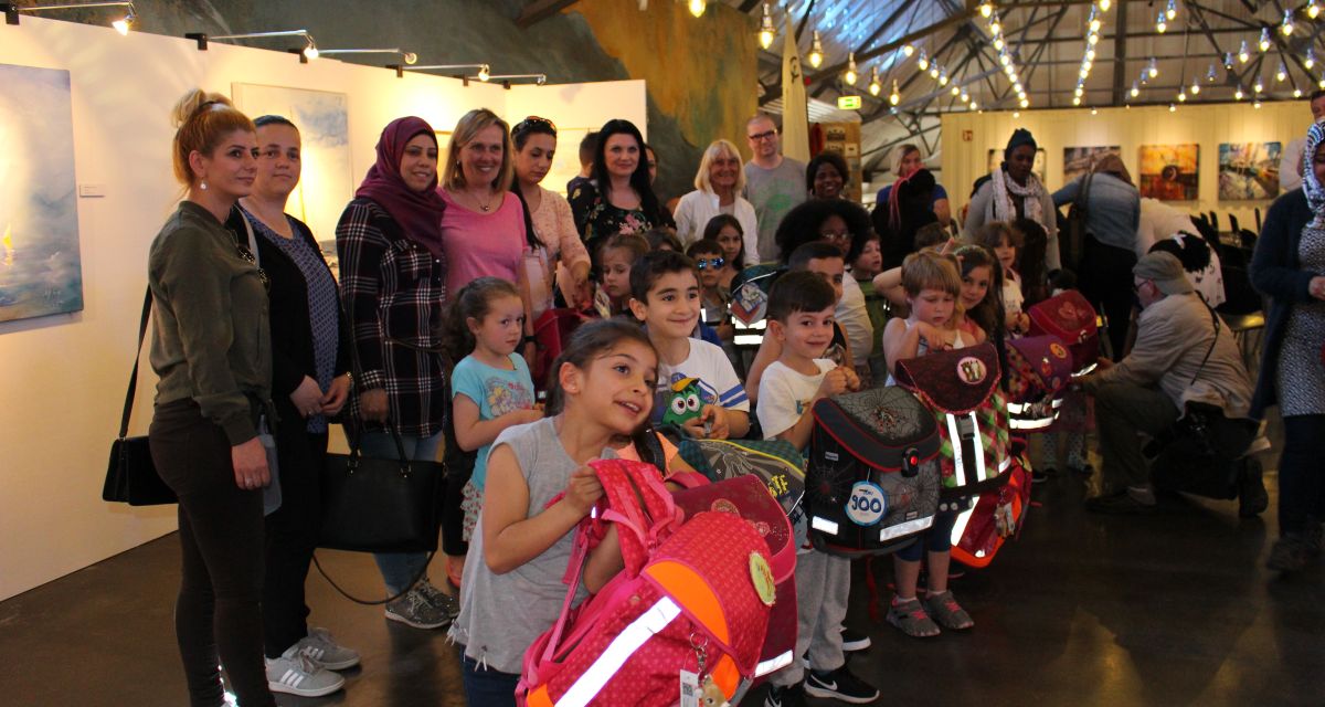 Schulranzenübergabe an 100 Kinder