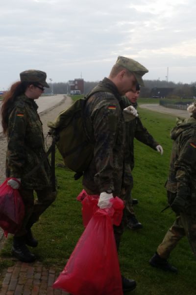 Soldaten sammeln Müll