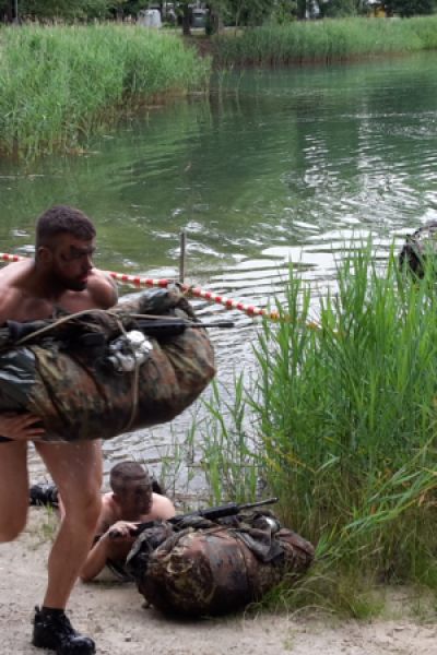 Soldaten im Naturfreibad
