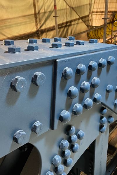 Deichbrücke jetzt eisenglimmerblau