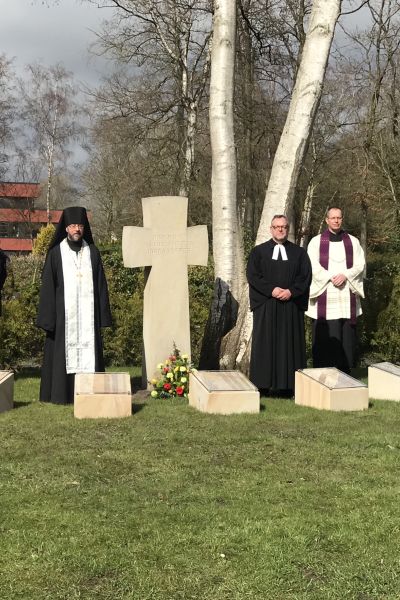 Umgestaltung des Zentralen Friedhofs für ausländische Opfer von Krieg und Gewaltherrschaft in Sande fertiggestellt