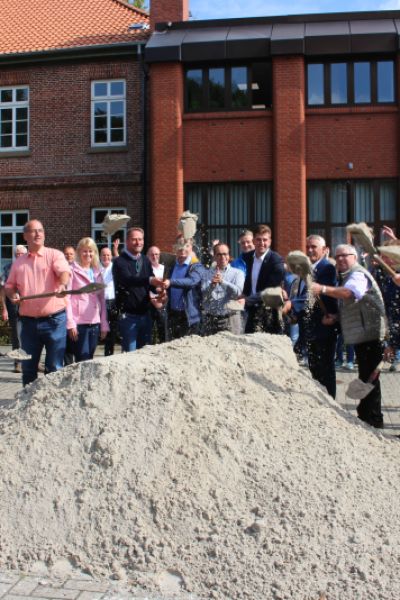 Erster Spatenstich für Erweiterung des Friedeburger Rathauses