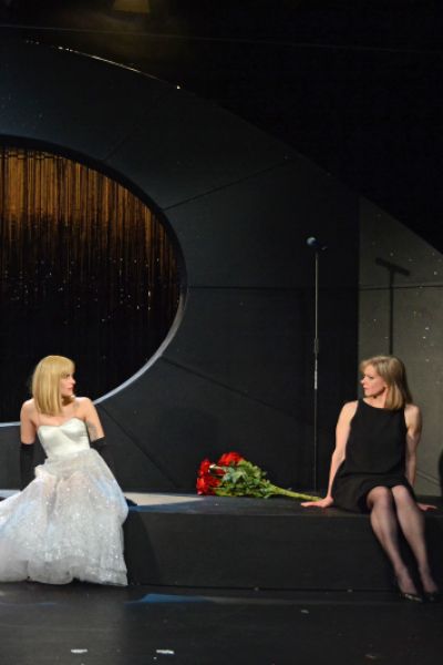 Im TheOs regnet es rote Rosen