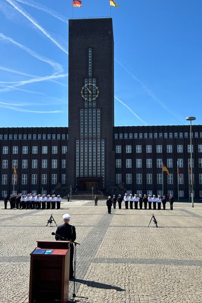 Gelöbnis und Vereidigung auf dem Rathausplatz