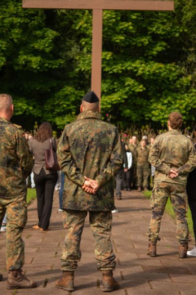 Grabpflege auf dem Ehrenfriedhof im Rüstringer Stadtpark