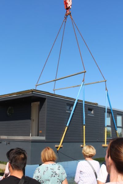 Erstes Hausboot im Wangermeer ist getauft worden