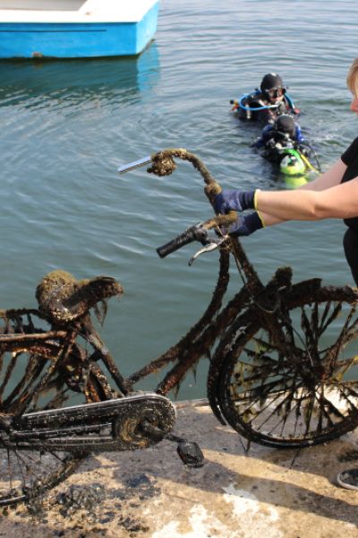 Aufräumen unter Wasser