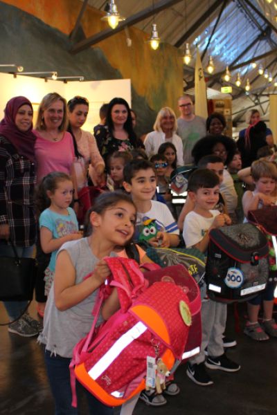 Schulranzenübergabe an 100 Kinder