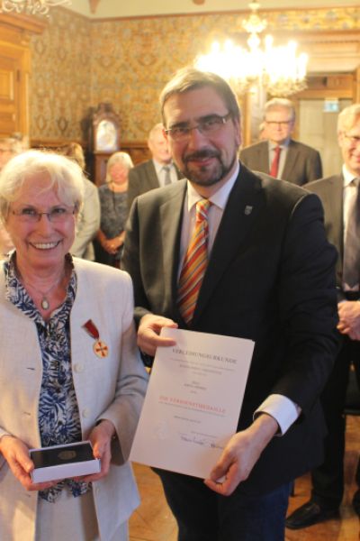 Verdienstmedaille für Anita Dierks