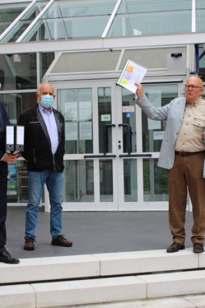 BI übergibt Unterschriften