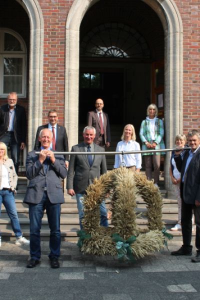 Überbringung der Erntekrone an den Landkreis Friesland gefeiert