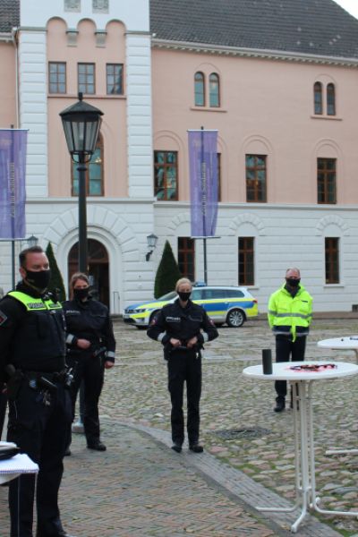 Gewalt gegen Einsatzkräfte: präventives Studierendenprojekt in Jever gestartet