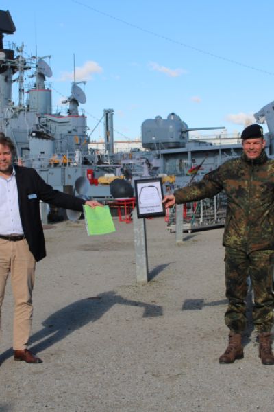 Marinemuseum nimmt Armbinde aus der Corona-Hilfe entgegen