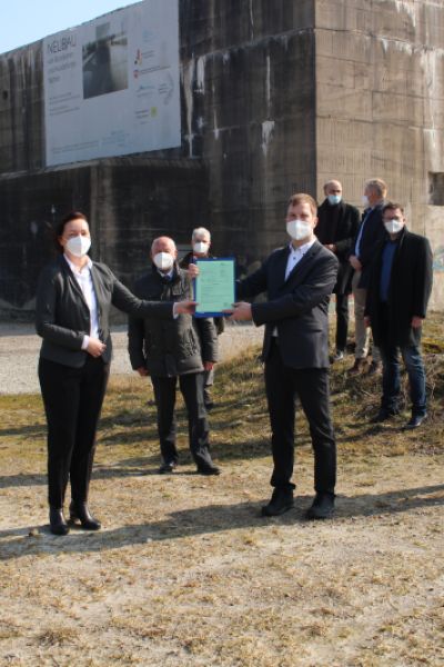 Wilhelmshavens Stadtbaurat Marušić übergibt Baugenehmigung für TWWP